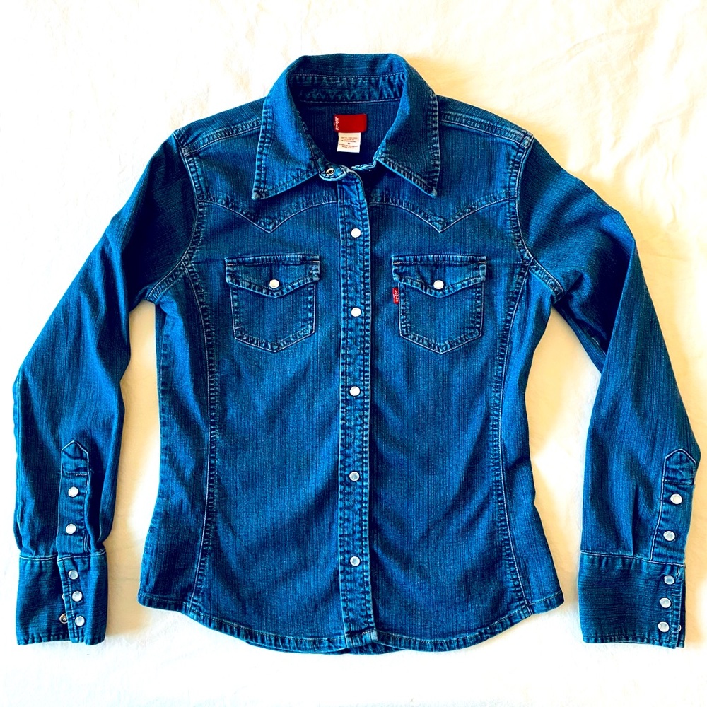 Levi’s Women’s Western Fitted Denim Snap Front Jean Shirt Medium